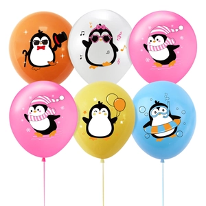 Vue détaillée de ballons en latex colorés avec motifs pingouins pour fête d'anniversaire