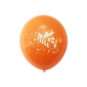 Détail du ballon orange pour fête scolaire avec étoiles et lettres imprimées en blanc
