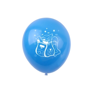 Détail du ballon en latex bleu foncé avec motif blanc de sac d'école et papeterie