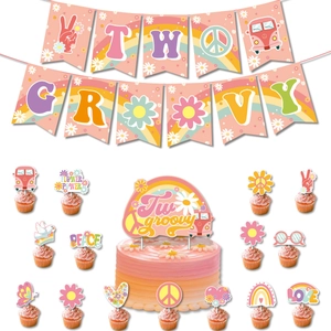 Dettaglio set festa Two Groovy con striscione retrò, topper cupcake e motivi floreali