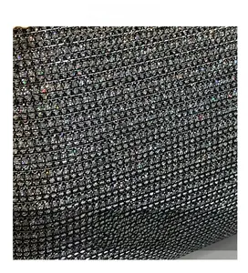 Vue macro du maillage étincelant de strass argentés et détails de finition du sac