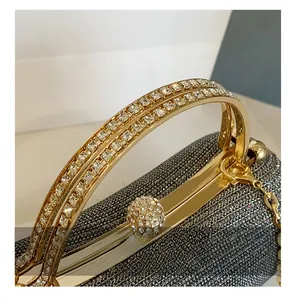 Détail de la pochette de soirée pailletée avec poignées en strass et chaîne dorée