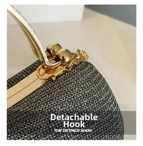 Gros plan du crochet doré amovible et de la chaîne sur un sac à main argenté