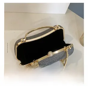 Vue intérieure de la pochette pailletée argentée avec doublure velours et chaîne