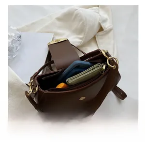 Detaillierte Innenansicht der dunkelbraunen Halbmondtasche mit Platz für Essentials