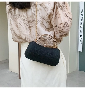 Détail du sac de soirée noir pailleté avec poignée dorée et fermoir orné de strass