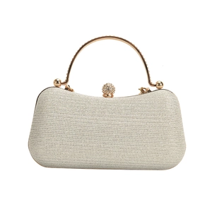 Pochette de soirée argentée pailletée avec poignée dorée ronde et fermoir en strass