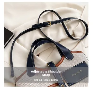 Dettaglio tracolla regolabile in pelle blu navy con fibbia in bronzo per borsa a secchiello