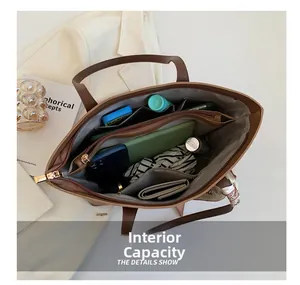 Vue détaillée de l'intérieur du grand sac cabas avec multiples compartiments de rangement