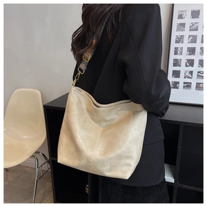 Dettaglio della borsa hobo con ampia tracolla ricamata etnica e fibbia in metallo dorato
