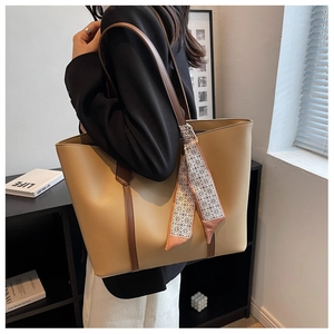 Grand sac fourre-tout kaki avec bandoulières marron et détail de foulard géométrique