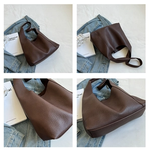 Vues détaillées du sac cabas en cuir marron foncé à motif litchi avec fond large structuré