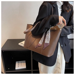 Grand sac cabas en cuir marron avec coutures verticales et foulard en soie géométrique