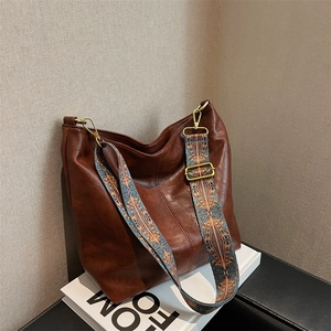 Borsa hobo marrone retrò capiente con tracolla ricamata bohémien e finitura lucida