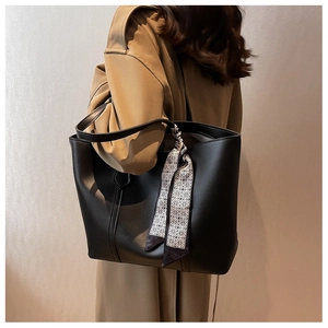 Grand sac cabas noir en similicuir avec détail élégant de foulard en soie sur la bandoulière