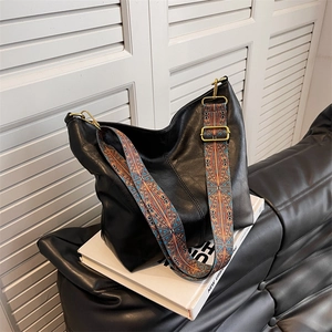 Borsa a spalla vintage in PU nero con ampia tracolla etnica e dettagli in metallo dorato