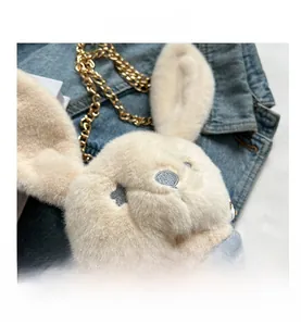 Détail du sac bandoulière lapin en peluche beige avec chaîne dorée et broderie étoile