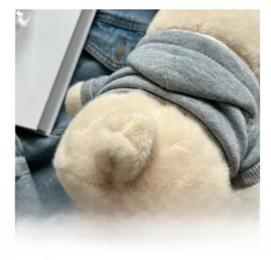 Détail macro de la queue en peluche douce sur un sac à bandoulière lapin avec capuche