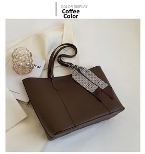 Vue détaillée du cabas marron café avec foulard en soie géométrique et décor élégant