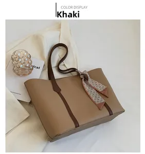 Vue détaillée du grand sac cabas kaki avec foulard en soie sur similicuir lisse