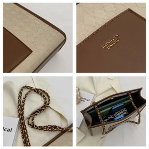 Détails du grand sac cabas montrant la texture du cuir, le logo doré et la bandoulière