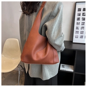 Sac hobo marron caramel en similicuir grainé porté à l'épaule pour un style moderne