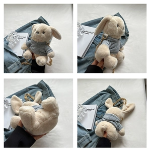 Vue détaillée sous quatre angles d'un sac lapin en peluche avec bandoulière chaîne