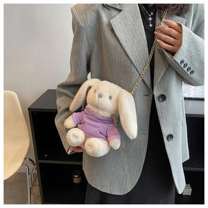 Détail d'un sac bandoulière lapin en peluche avec un sweat à capuche violet et chaîne