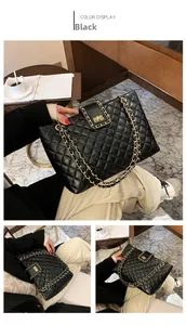 Dettaglio borsa shopper trapuntata nera con catena dorata e chiusura a scatto in metallo