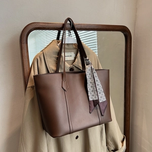 Grand Sac Fourre-tout pour Femmes en Cuir PU Sac à Bandoulière Minimaliste Avec Foulard en Satin Géométrique Sac à Main Mode