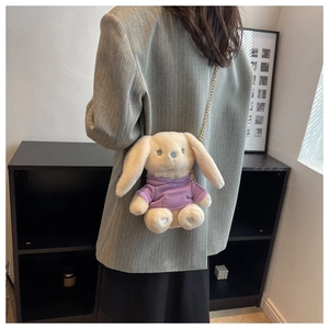 Vue détaillée d'un sac bandoulière lapin en peluche avec sweat violet et chaîne dorée