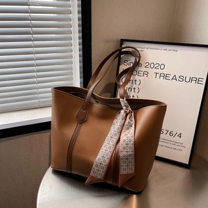 Grand sac cabas marron caramel pour femme avec foulard en soie décoratif et style minimaliste