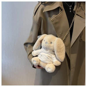 Détail du sac lapin en peluche blanc avec chaîne dorée et broderie d'étoiles