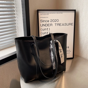 Grand sac cabas noir en cuir premium avec un foulard décoratif en soie à fleurs