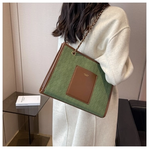 Détail du sac cabas matelassé vert avec poche en cuir marron et bandoulière chaîne