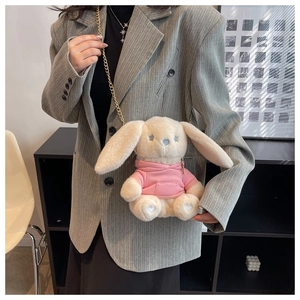 Vue détaillée d'un sac lapin en peluche avec un sweat à capuche rose et chaîne