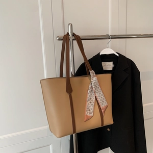 Grand sac cabas en cuir PU kaki avec bandoulières marron et foulard en soie élégant