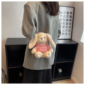 Détail du sac lapin en peluche avec sweat rose et chaîne dorée porté par un mannequin