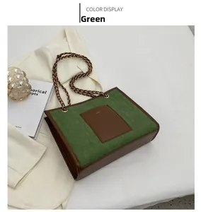 Détail du sac cabas matelassé vert avec poches en cuir marron et bandoulière chaîne
