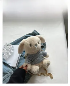 Détail du sac bandoulière lapin en peluche avec sweat à capuche gris et chaîne dorée