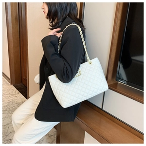 Borsa tote bianca trapuntata con trama a rombi e tracolla a catena dorata