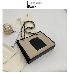 Détail du cabas matelassé beige avec poches en cuir noir et bandoulière chaîne