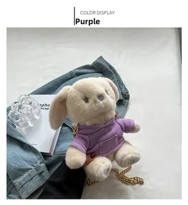 Détail du sac lapin en peluche blanc avec un sweat à capuche violet et chaîne dorée