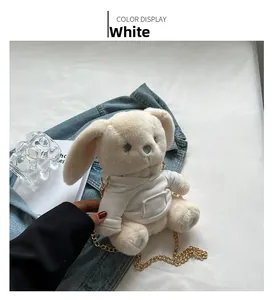 Détail du sac lapin en peluche blanc avec chaîne dorée et mini accessoire de sweat à capuche
