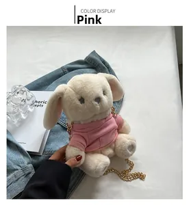 Gros plan d'un sac lapin en peluche blanc avec sweat à capuche rose et chaîne dorée