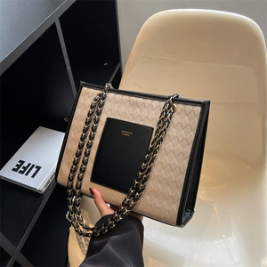 Sac fourre-tout matelassé beige à bordure en cuir noir et bandoulière en chaîne dorée