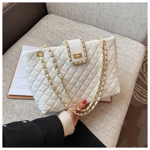 Elegante borsa tote trapuntata bianca con tracolla a catena dorata e chiusura in metallo