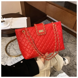 Borsa a tracolla trapuntata rossa con chiusura a scatto dorata per donna