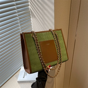 Grand sac cabas matelassé vert avec garniture en cuir marron et chaîne dorée chic