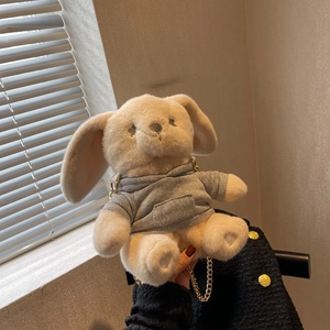 Sac bandoulière lapin en peluche avec sweat à capuche gris et chaîne dorée en main